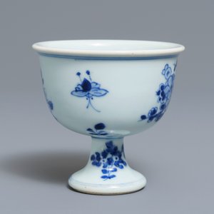 Un bol sur piedouche en porcelaine de Chine bleu et blanc, époque Transition — photo 4