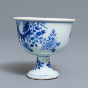 Un bol sur piedouche en porcelaine de Chine bleu et blanc, époque Transition — photo 5