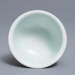 Un bol sur piedouche en porcelaine de Chine bleu et blanc, époque Transition — photo 6