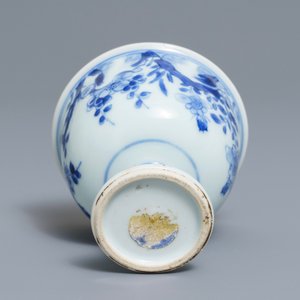 Un bol sur piedouche en porcelaine de Chine bleu et blanc, époque Transition — photo 7