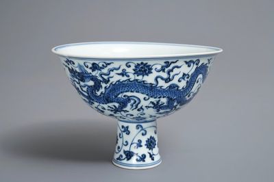 Un bol sur piedouche en porcelaine de Chine bleu et blanc, marque de Xuande, 19/20ème