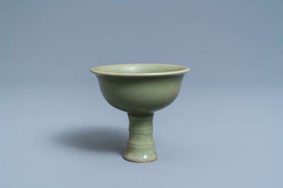 Un bol sur piedouche en porcelaine de Chine céladon monochrome, Ming