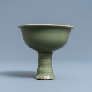 Un bol sur piedouche en porcelaine de Chine céladon monochrome, Ming — photo 4