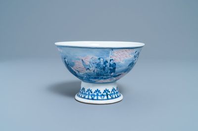 Un bol sur piedouche en porcelaine de Chine en bleu, blanc et rouge de cuivre, République