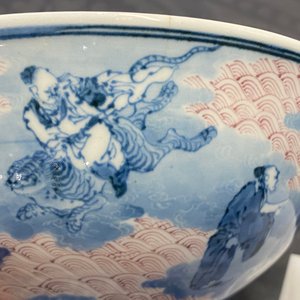 Un bol sur piedouche en porcelaine de Chine en bleu, blanc et rouge de cuivre, République — photo 11