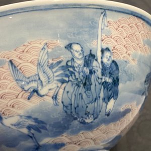 Un bol sur piedouche en porcelaine de Chine en bleu, blanc et rouge de cuivre, République — photo 15