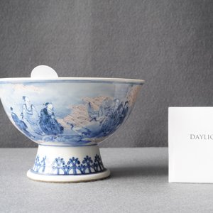 Un bol sur piedouche en porcelaine de Chine en bleu, blanc et rouge de cuivre, République — photo 19