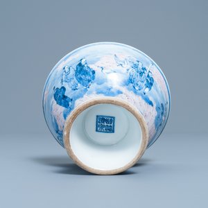 Un bol sur piedouche en porcelaine de Chine en bleu, blanc et rouge de cuivre, République — photo 7