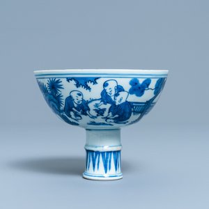 Un bol sur piedouche en porcelaine de Chine en bleu et blanc à décor de garçons jouants, Wanli — photo 2