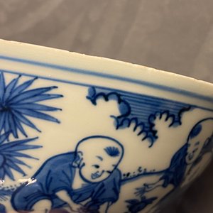 Un bol sur piedouche en porcelaine de Chine en bleu et blanc à décor de garçons jouants, Wanli — photo 21