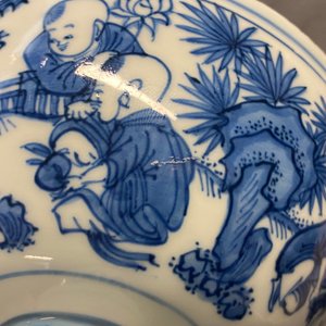 Un bol sur piedouche en porcelaine de Chine en bleu et blanc à décor de garçons jouants, Wanli — photo 26