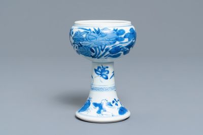 Un bol sur piedouche en porcelaine de Chine en bleu et blanc, Kangxi