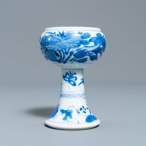 Un bol sur piedouche en porcelaine de Chine en bleu et blanc, Kangxi — photo 2
