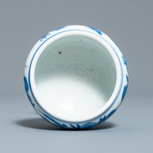 Un bol sur piedouche en porcelaine de Chine en bleu et blanc, Kangxi — photo 7