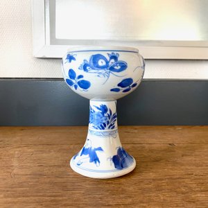 Un bol sur piedouche en porcelaine de Chine en bleu et blanc, Kangxi — photo 9