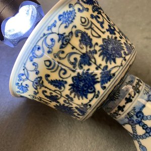 Un bol sur piedouche en porcelaine de Chine en bleu et blanc, marque et époque de Qianlong — photo 11