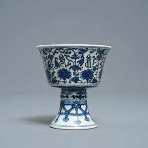 Un bol sur piedouche en porcelaine de Chine en bleu et blanc, marque et époque de Qianlong — photo 2