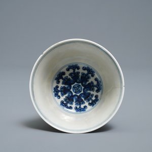 Un bol sur piedouche en porcelaine de Chine en bleu et blanc, marque et époque de Qianlong — photo 5
