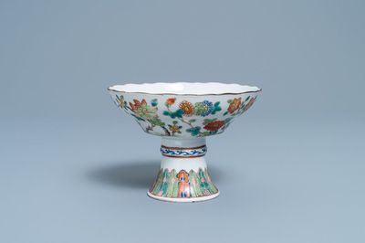 Un bol sur piedouche en porcelaine de Chine famille rose, 19ème