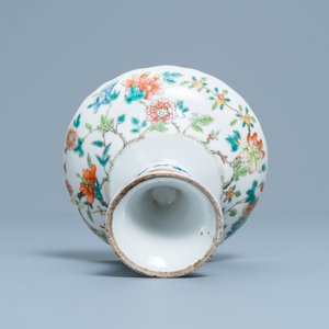 Un bol sur piedouche en porcelaine de Chine famille rose, 19ème — photo 7
