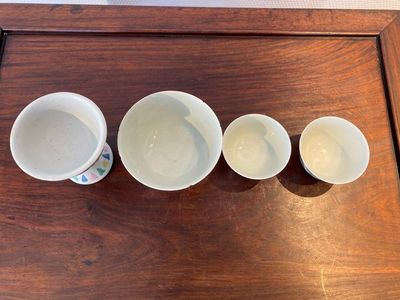 Un bol sur piedouche en porcelaine de Chine famille rose, un bol en bleu et blanc et une paire en doucai, Yongzheng et postérieur — photo 3