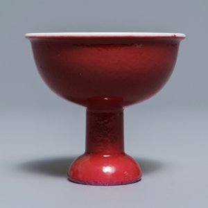 Un bol sur piedouche en porcelaine de Chine monochrome rouge rubis, 19ème — photo 2