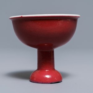 Un bol sur piedouche en porcelaine de Chine monochrome rouge rubis, 19ème — photo 3