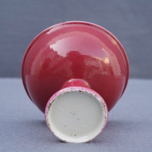 Un bol sur piedouche en porcelaine de Chine monochrome rouge rubis, 19ème — photo 10