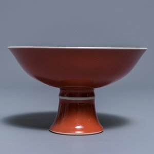 Un bol sur piedouche en porcelaine de Chine rouge monochrome, marque de Yongzheng, 19/20ème — photo 3