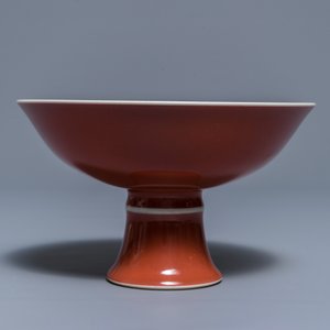 Un bol sur piedouche en porcelaine de Chine rouge monochrome, marque de Yongzheng, 19/20ème — photo 5