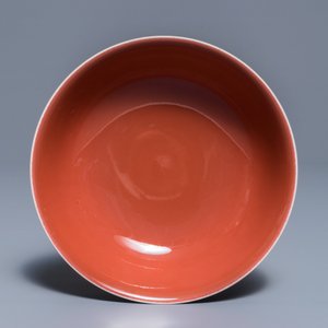 Un bol sur piedouche en porcelaine de Chine rouge monochrome, marque de Yongzheng, 19/20ème — photo 6