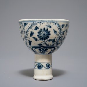 Un bol sur piedouche en porcelaine de Vietnam bleu et blanc, prob. Dynastie Le, fours de My Xa, 15/16ème — photo 2