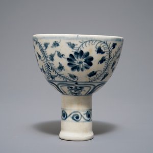 Un bol sur piedouche en porcelaine de Vietnam bleu et blanc, prob. Dynastie Le, fours de My Xa, 15/16ème — photo 5