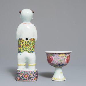 Un bol sur piedouche et une figure d'un Hoho en porcelaine de Chine famille rose, Yongzheng/Qianlong — photo 3