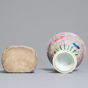 Un bol sur piedouche et une figure d'un Hoho en porcelaine de Chine famille rose, Yongzheng/Qianlong — photo 5