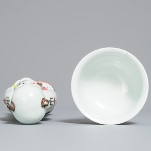 Un bol sur piedouche et une figure d'un Hoho en porcelaine de Chine famille rose, Yongzheng/Qianlong — photo 6