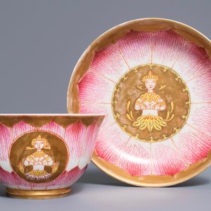 Un bol sur présentoir en porcelaine de Chine de style Bencharong pour le marché thai, 19/20ème — photo 1