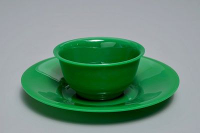 Un bol sur sous-plat en verre de Pékin de couleur verte, Chine, 19/20ème