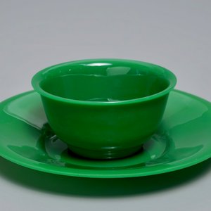 Un bol sur sous-plat en verre de Pékin de couleur verte, Chine, 19/20ème — photo 1