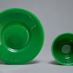 Un bol sur sous-plat en verre de Pékin de couleur verte, Chine, 19/20ème — photo 2