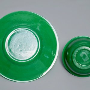 Un bol sur sous-plat en verre de Pékin de couleur verte, Chine, 19/20ème — photo 3