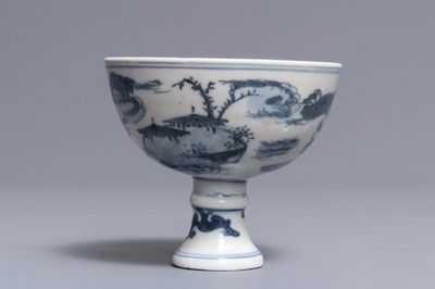 Un bol sur talon en porcelaine de Chine bleu et blanc, marque apocryphe de Wanli