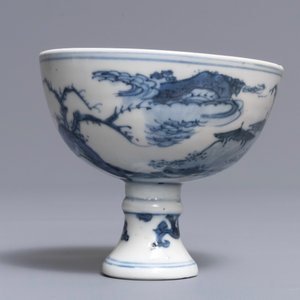 Un bol sur talon en porcelaine de Chine bleu et blanc, marque apocryphe de Wanli — photo 2