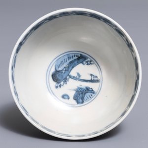 Un bol sur talon en porcelaine de Chine bleu et blanc, marque apocryphe de Wanli — photo 5