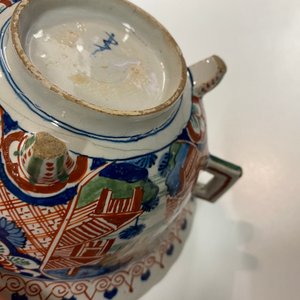Un bol tripod en faïence de Delft en palette cachemire, 1er quart du 18ème — photo 9