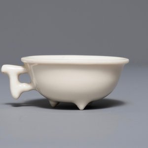 Un bol tripod en porcelaine blanc de Chine de Dehua, Kangxi — photo 3