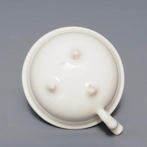 Un bol tripod en porcelaine blanc de Chine de Dehua, Kangxi — photo 5