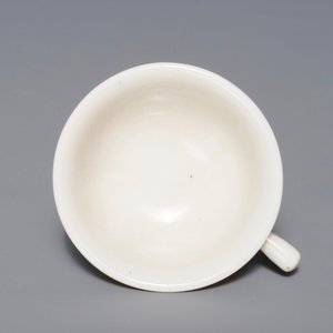 Un bol tripod en porcelaine blanc de Chine de Dehua, Kangxi — photo 6