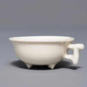 Un bol tripod en porcelaine blanc de Chine de Dehua, Kangxi — photo 7