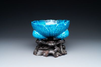 Un bol tripod en porcelaine de Chine turquoise monochrome en forme de fleur sur socle en bois, 19/20ème